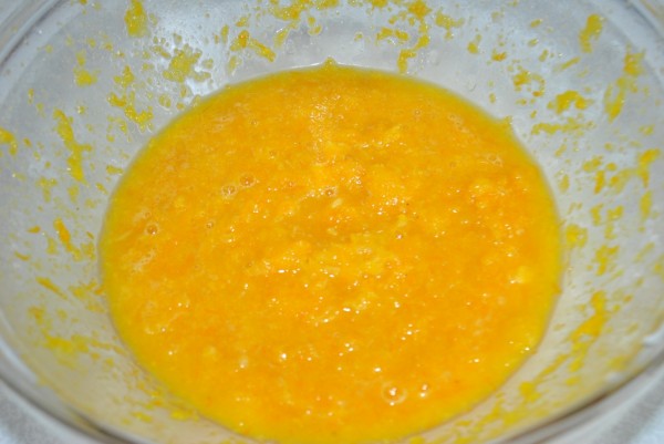 Взбиваем соус из мякоти апельсинов, цедры, сахара, рома и сливочного масла в блендере